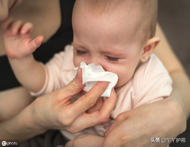 针对十个月宝宝的流鼻涕症状，药物选择及应对方案